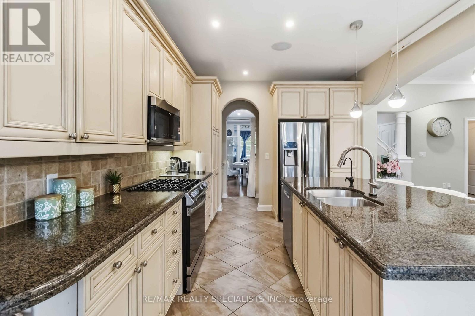 593 Renshaw Court, Mississauga, Ontario  L5H 4L7 - Photo 10 - W14087822