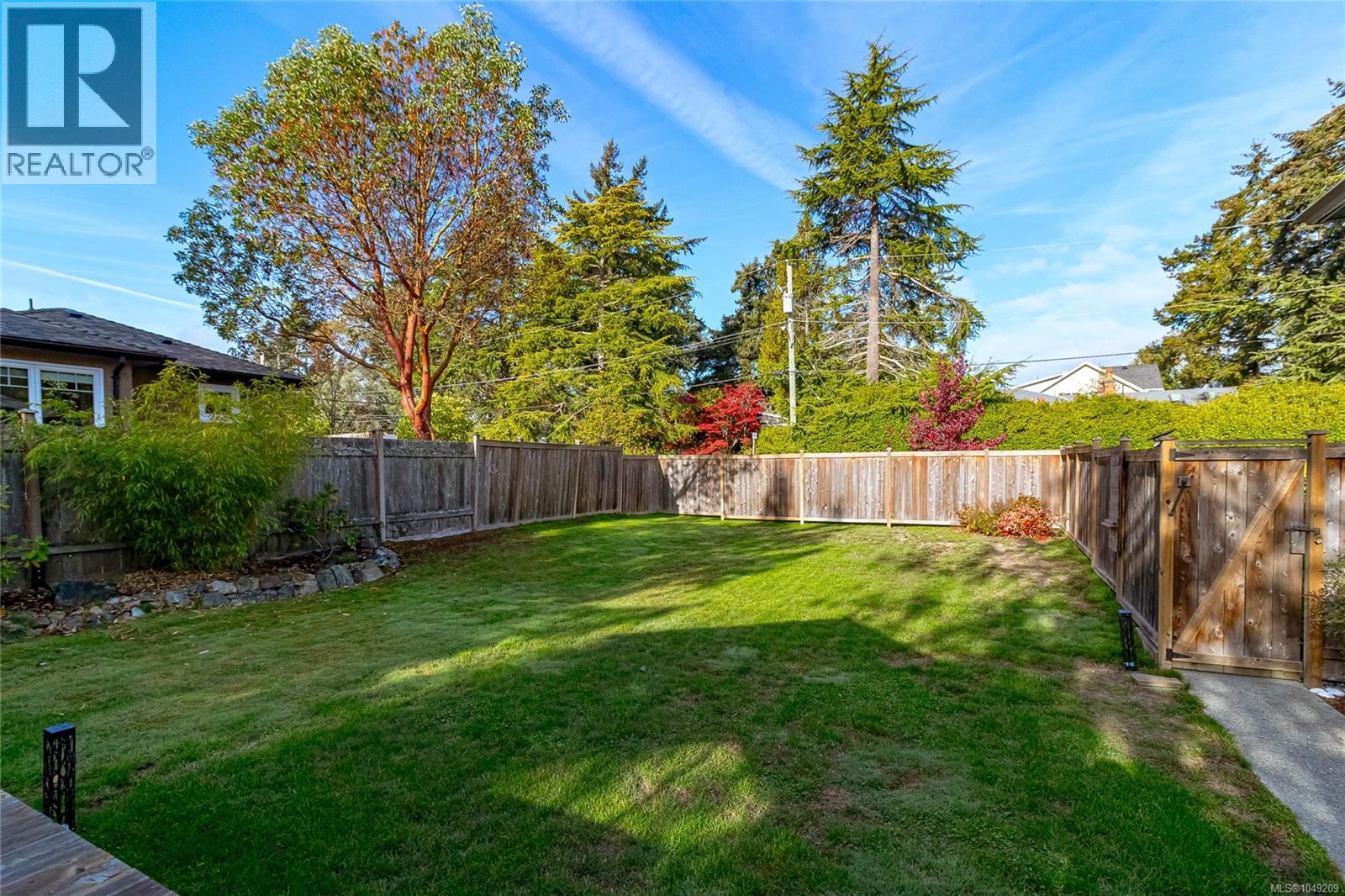 3945 Dawe Rd, Saanich, British Columbia  V8N 4H5 - Photo 40 - 1049209