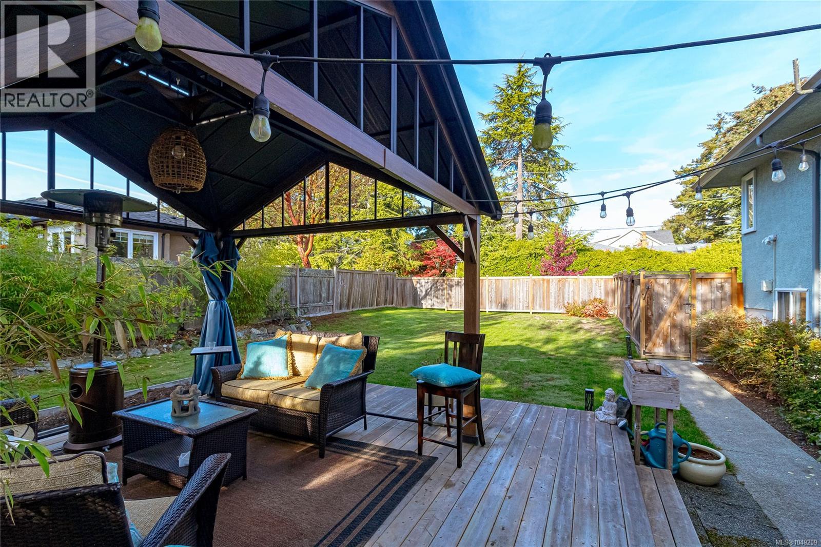 3945 Dawe Rd, Saanich, British Columbia  V8N 4H5 - Photo 38 - 1049209