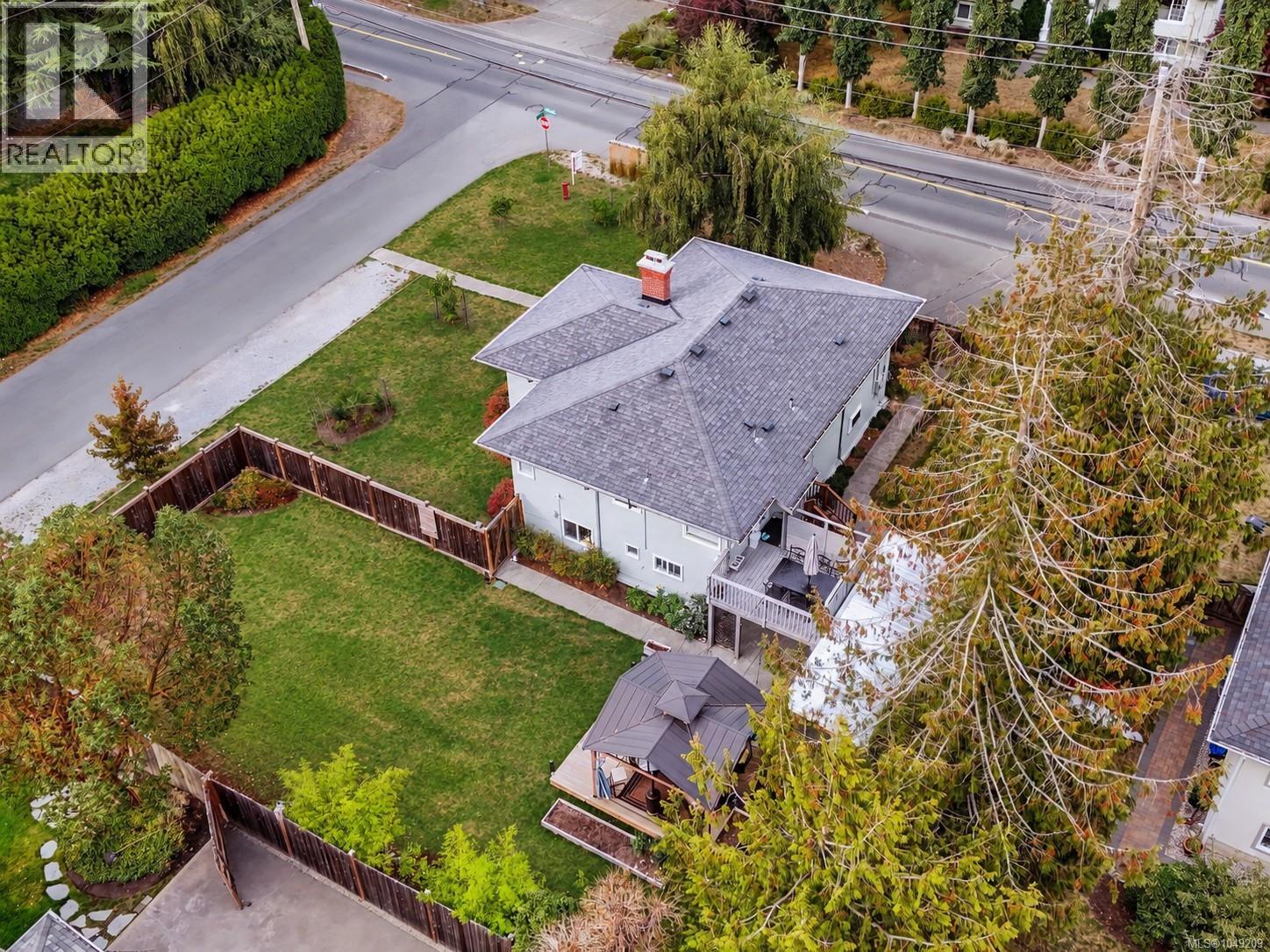 3945 Dawe Rd, Saanich, British Columbia  V8N 4H5 - Photo 41 - 1049209