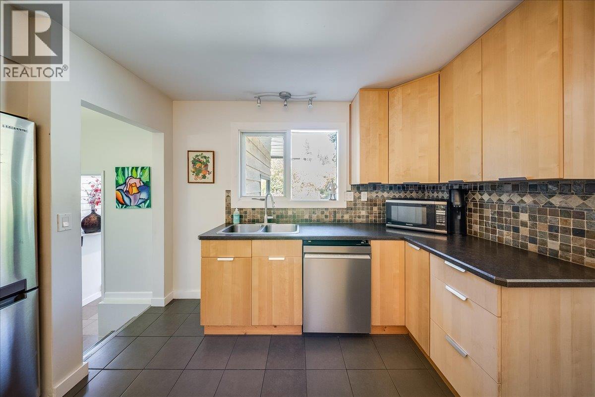 2603 Maple Crescent, Rossland, British Columbia  V0G 1Y0 - Photo 15 - 10403800