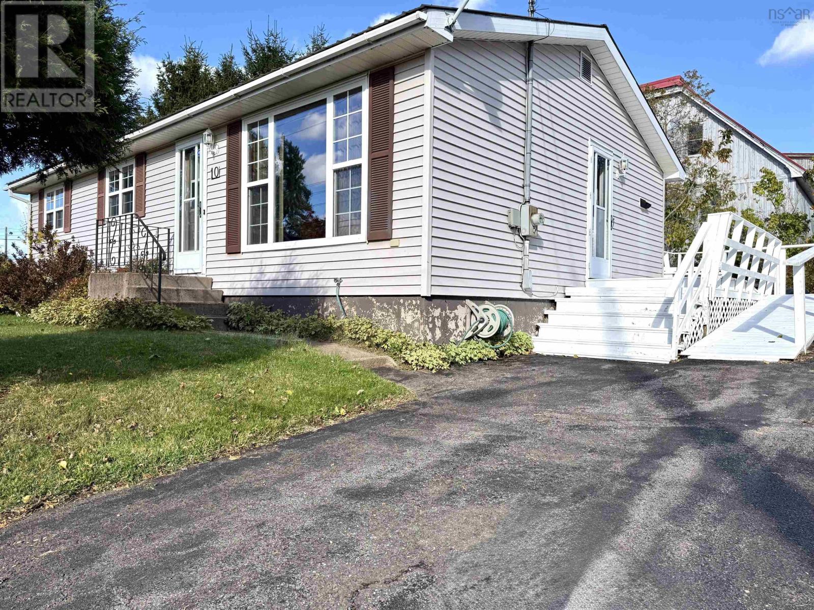 10 Chapel Street, Springhill, Nova Scotia  B0M 1X0 - Photo 2 - 202626056