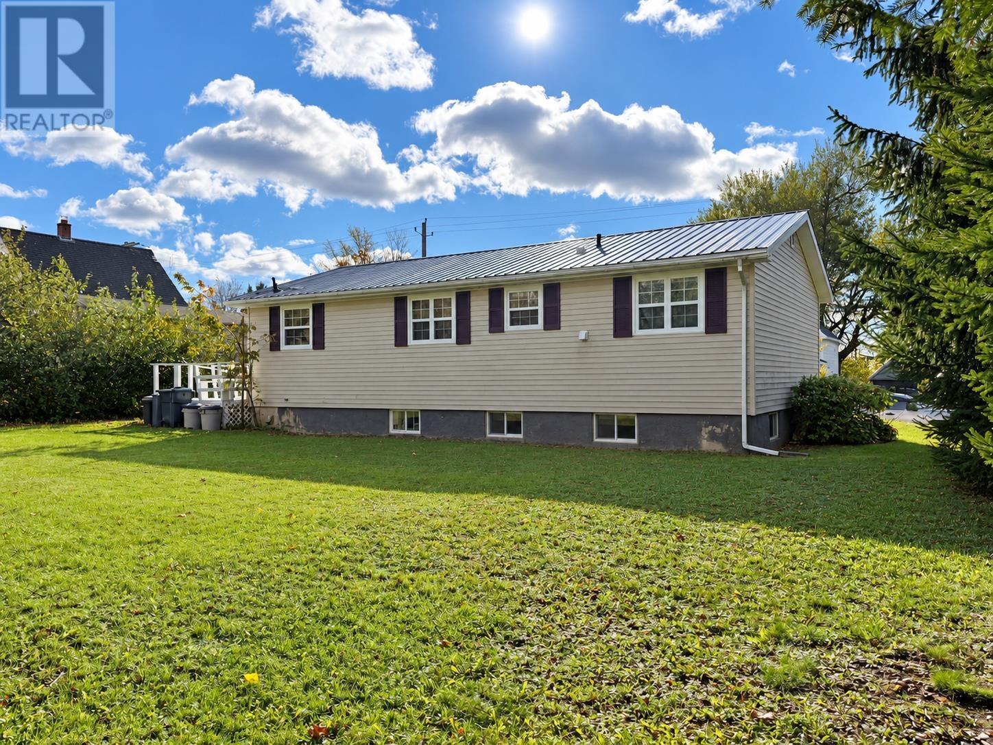 10 Chapel Street, Springhill, Nova Scotia  B0M 1X0 - Photo 4 - 202626056
