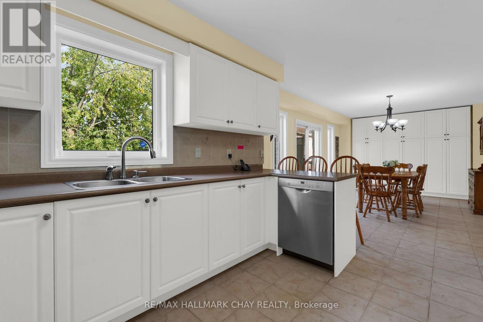 6 Whispering Pine Place, Barrie, Ontario  L4N 9R9 - Photo 7 - S14031892
