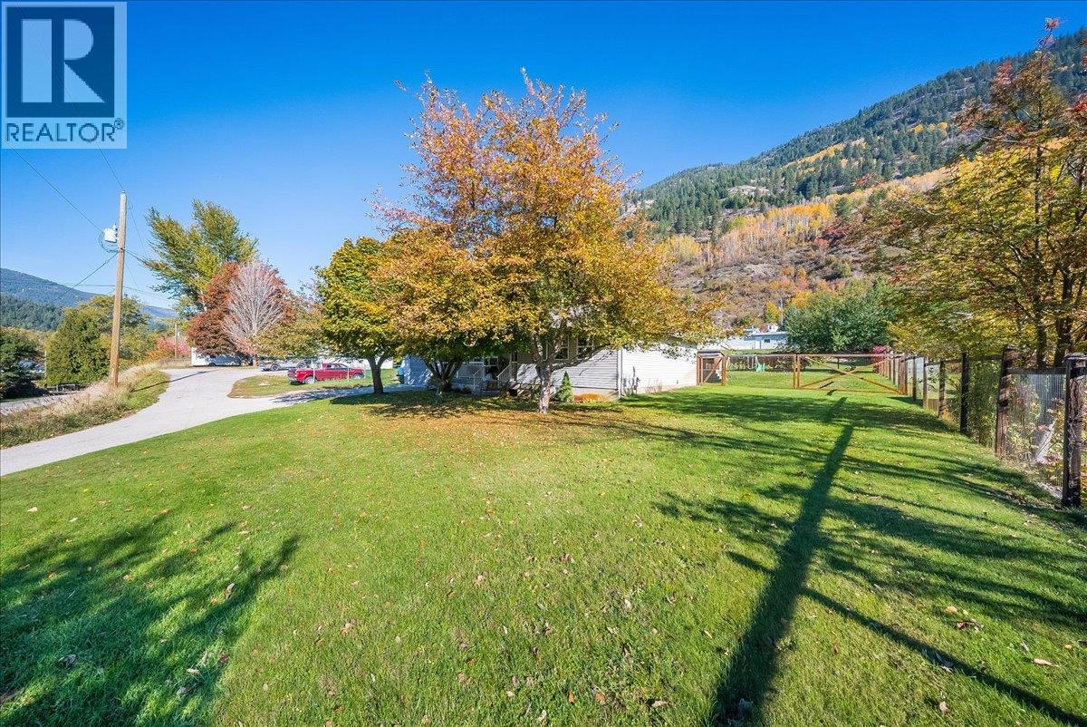 2045 Raspberry Road, Castlegar, British Columbia  V1N 4T6 - Photo 2 - 10403496