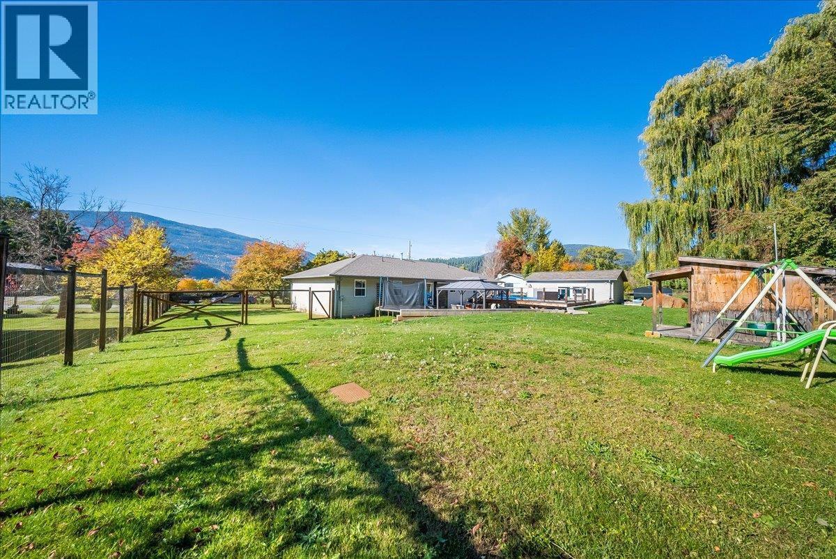 2045 Raspberry Road, Castlegar, British Columbia  V1N 4T6 - Photo 3 - 10403496