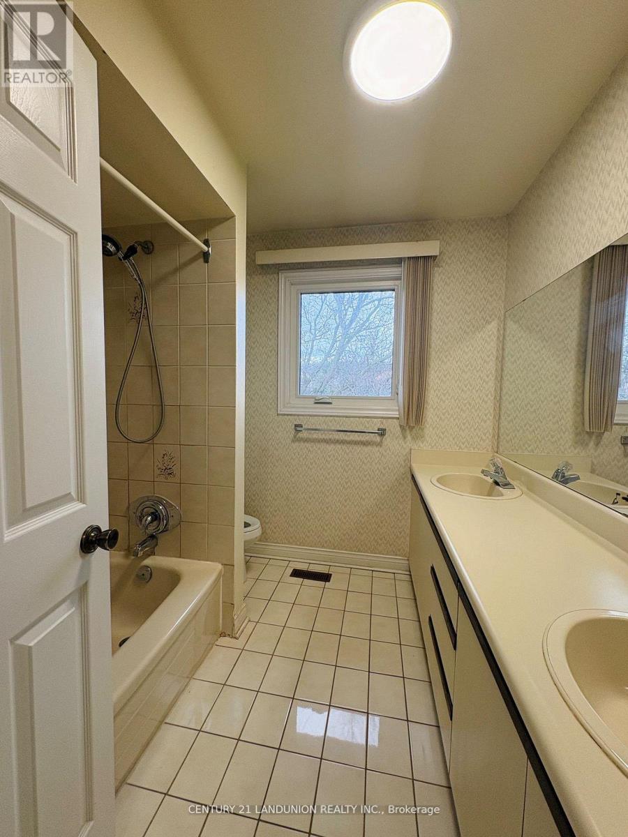 Main 48 Marchwood Crescent, Richmond Hill, Ontario  L4C 8M4 - Photo 12 - N14088692
