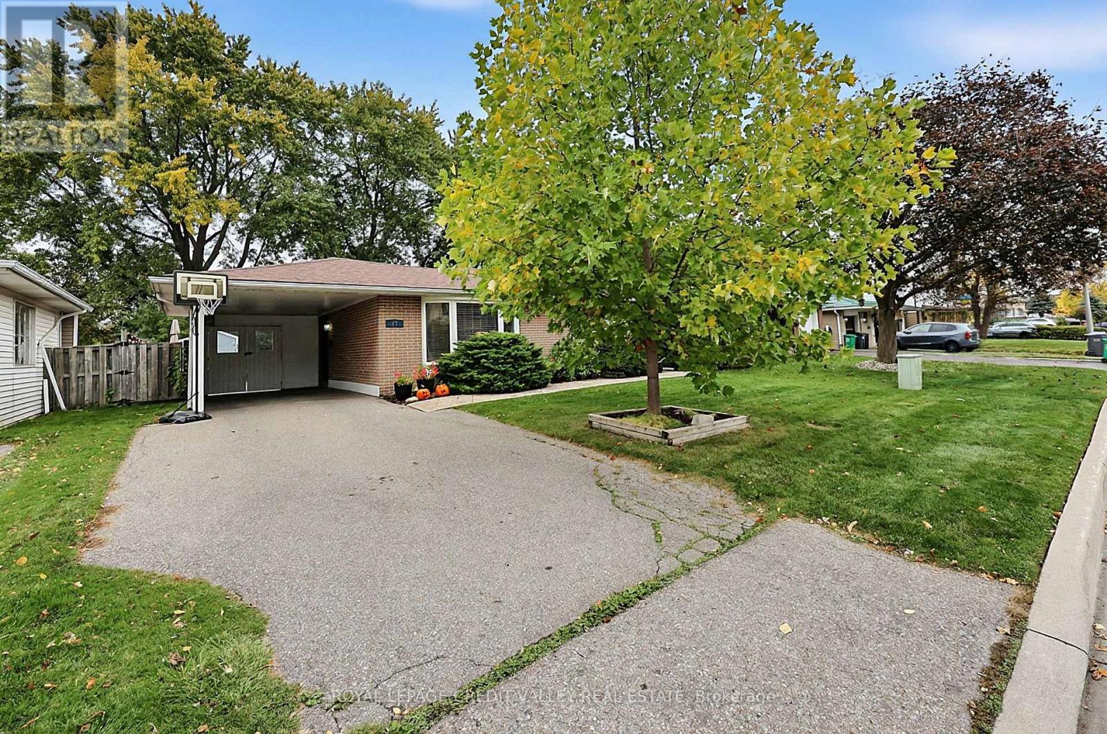 27 Castlemore Drive, Brampton, Ontario  L6W 2V9 - Photo 2 - W14088478