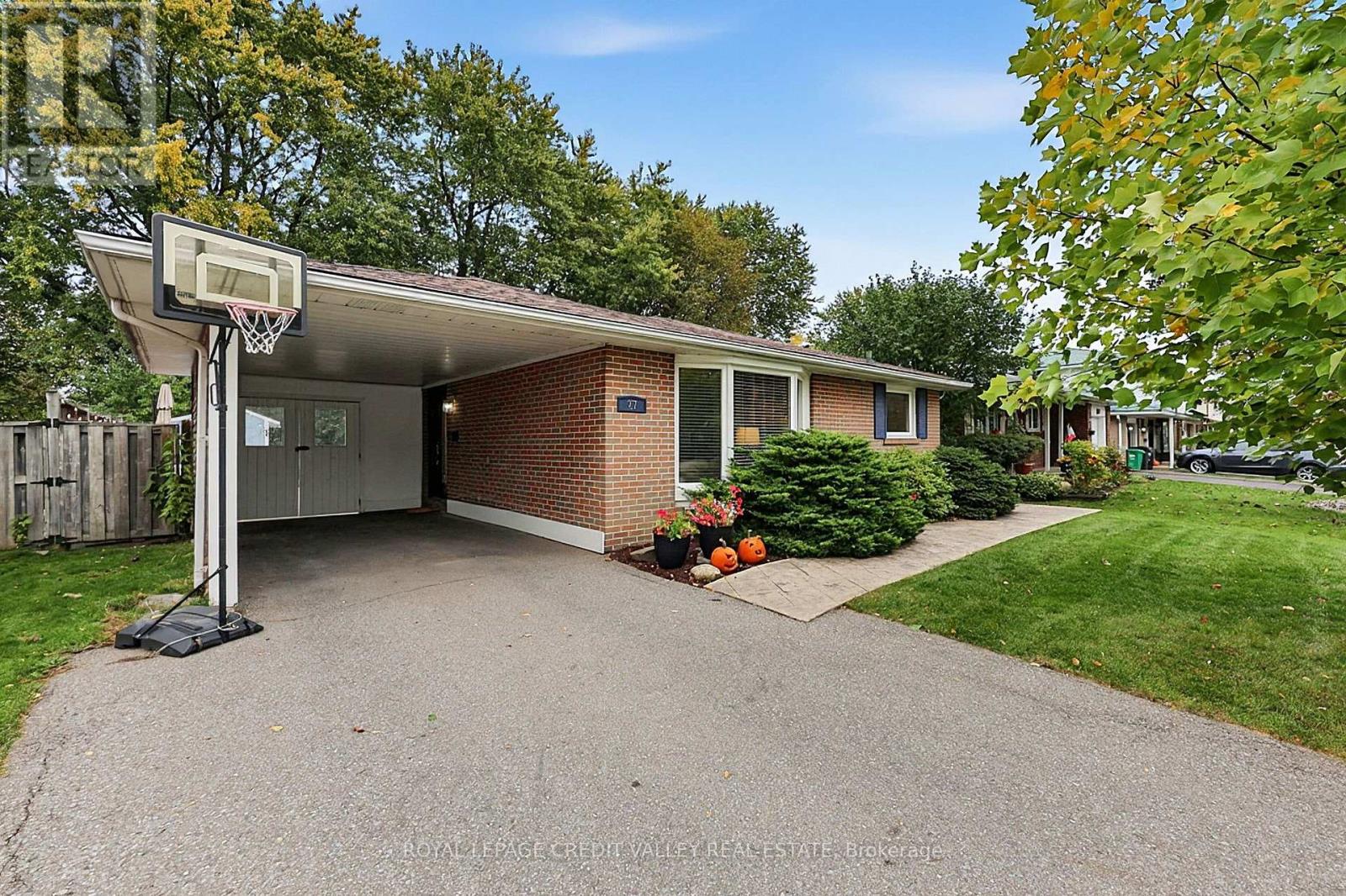 27 Castlemore Drive, Brampton, Ontario  L6W 2V9 - Photo 4 - W14088478