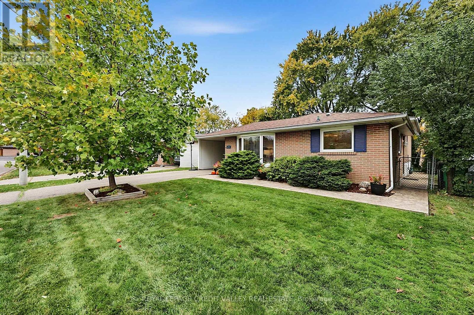 27 Castlemore Drive, Brampton, Ontario  L6W 2V9 - Photo 5 - W14088478