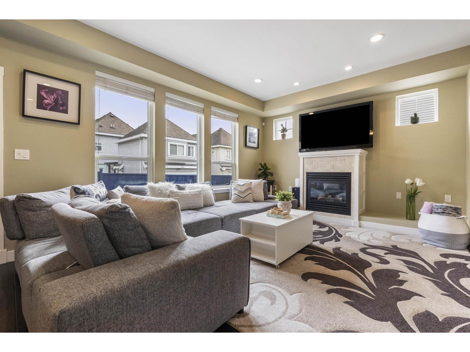 7116 195a Street, Surrey, British Columbia  V4N 5Z5 - Photo 2 - R3175803
