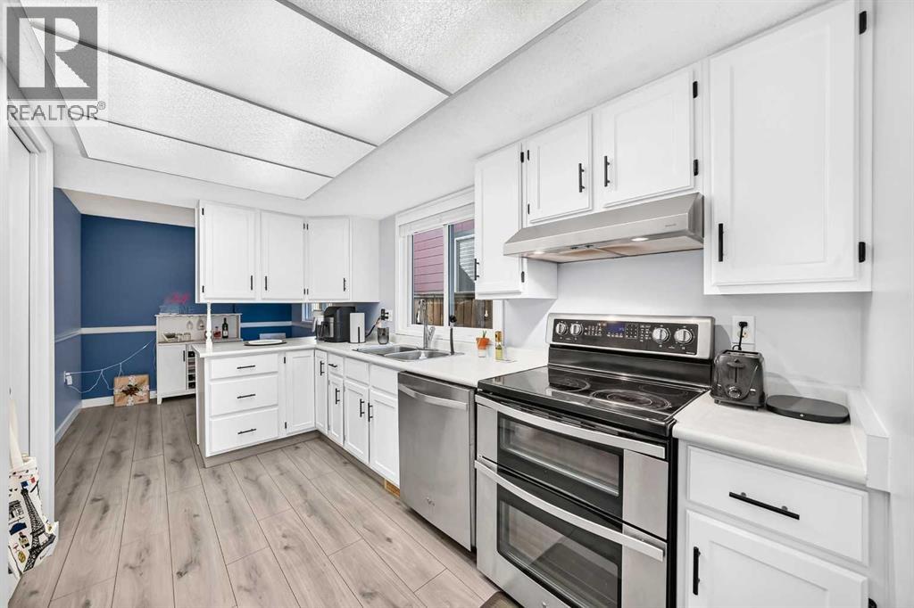52 Cedargrove Road SW, Calgary, Alberta T2W 4T9 - Photo 2 - A2351421