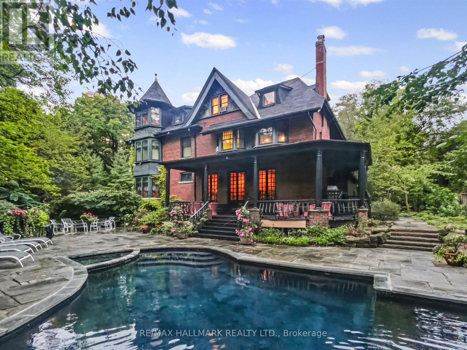 11 PINE HILL ROAD, Toronto, Ontario