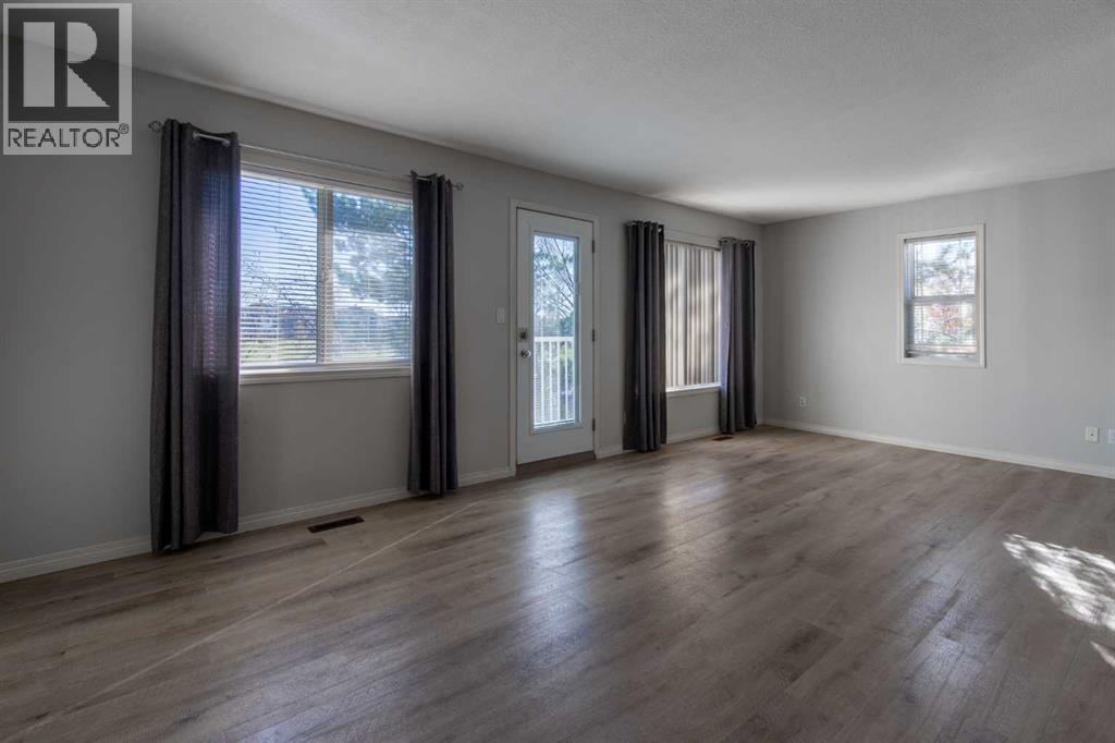 5, 5 Tartan Boulevard W