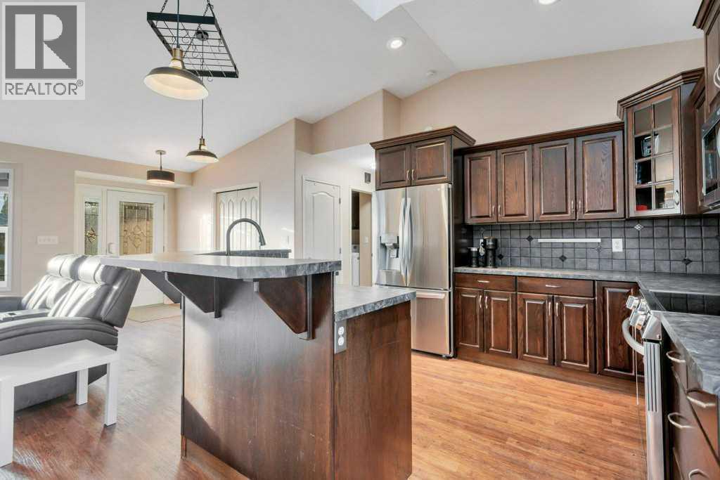 105 Pondside Crescent