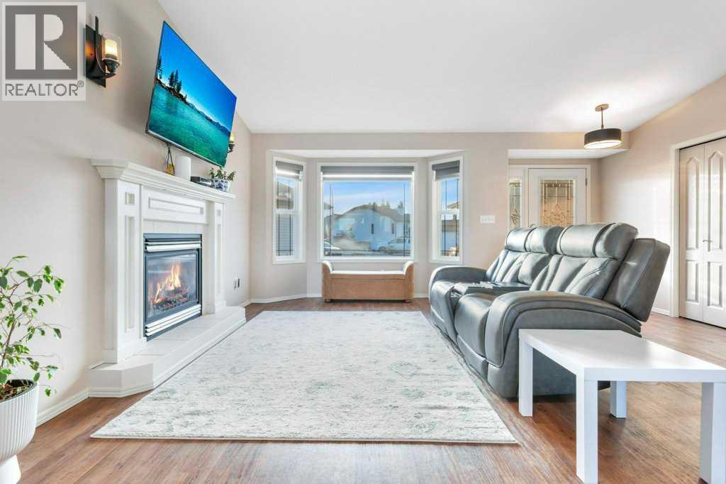105 Pondside Crescent