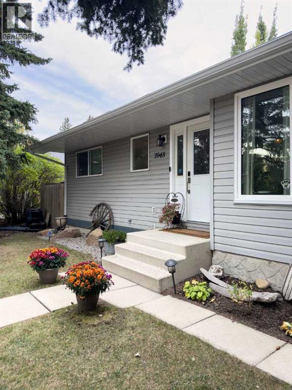 7048 61 Avenue NW, Calgary, Alberta  T3B 3H8 - Photo 2 - A2352616