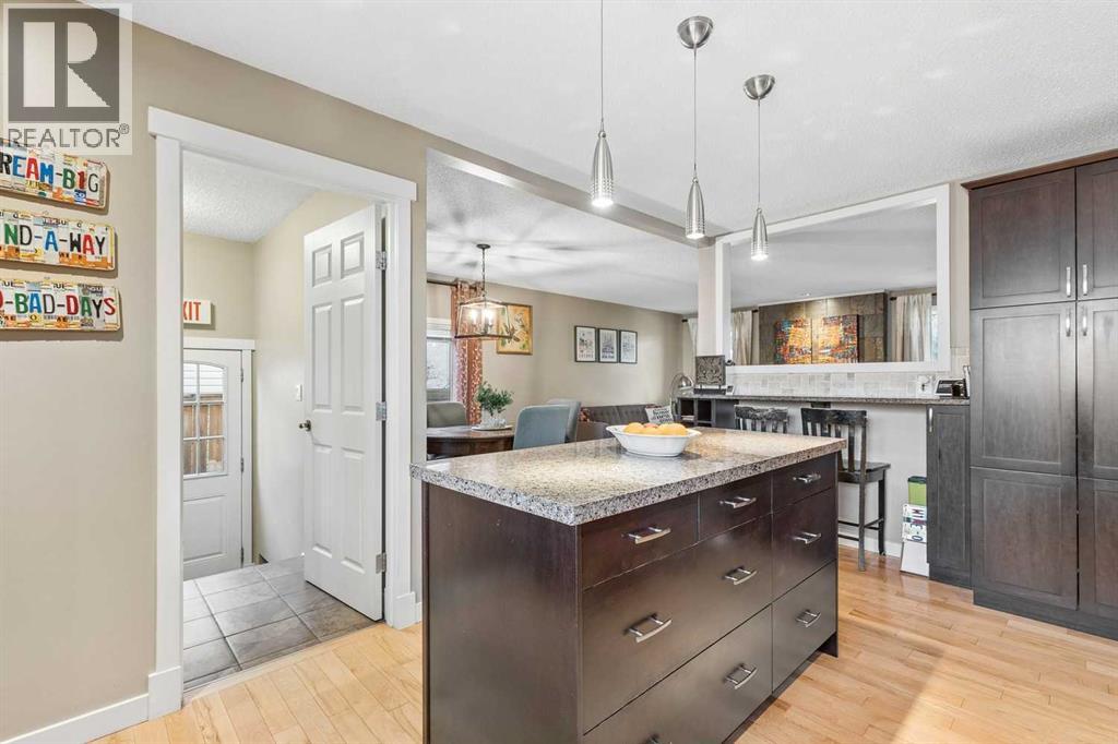 7048 61 Avenue NW, Calgary, Alberta  T3B 3H8 - Photo 12 - A2352616