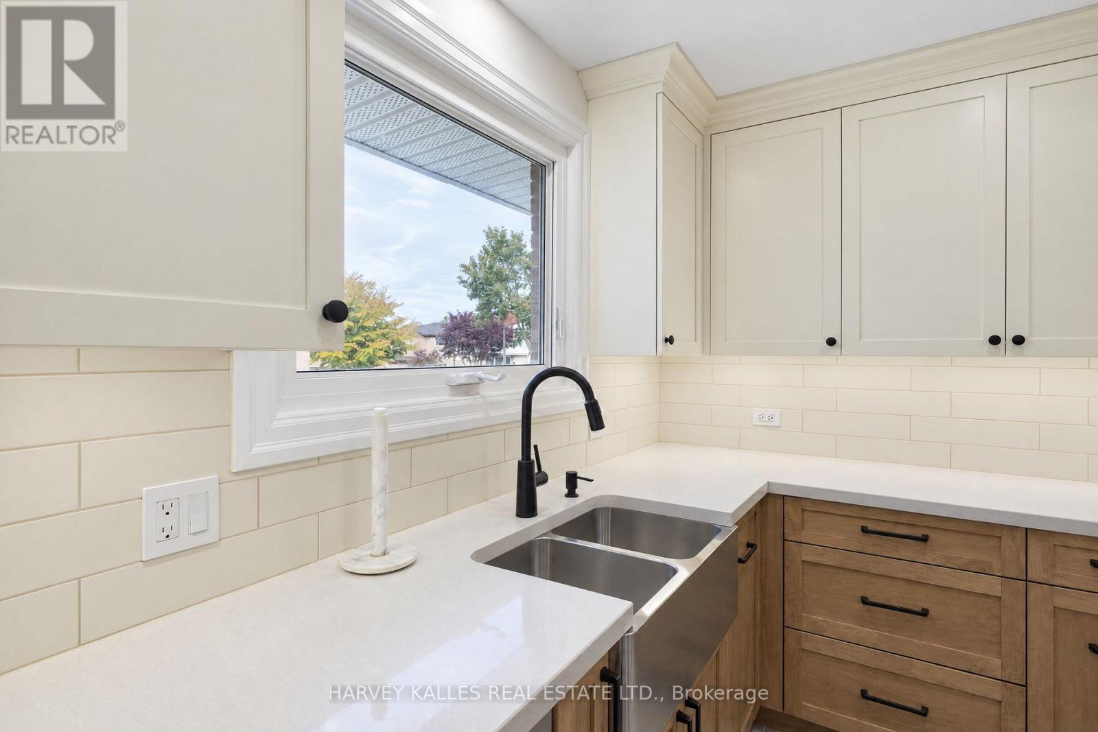 2429 Overton Drive, Burlington, Ontario  L7P 4B6 - Photo 11 - W14089342
