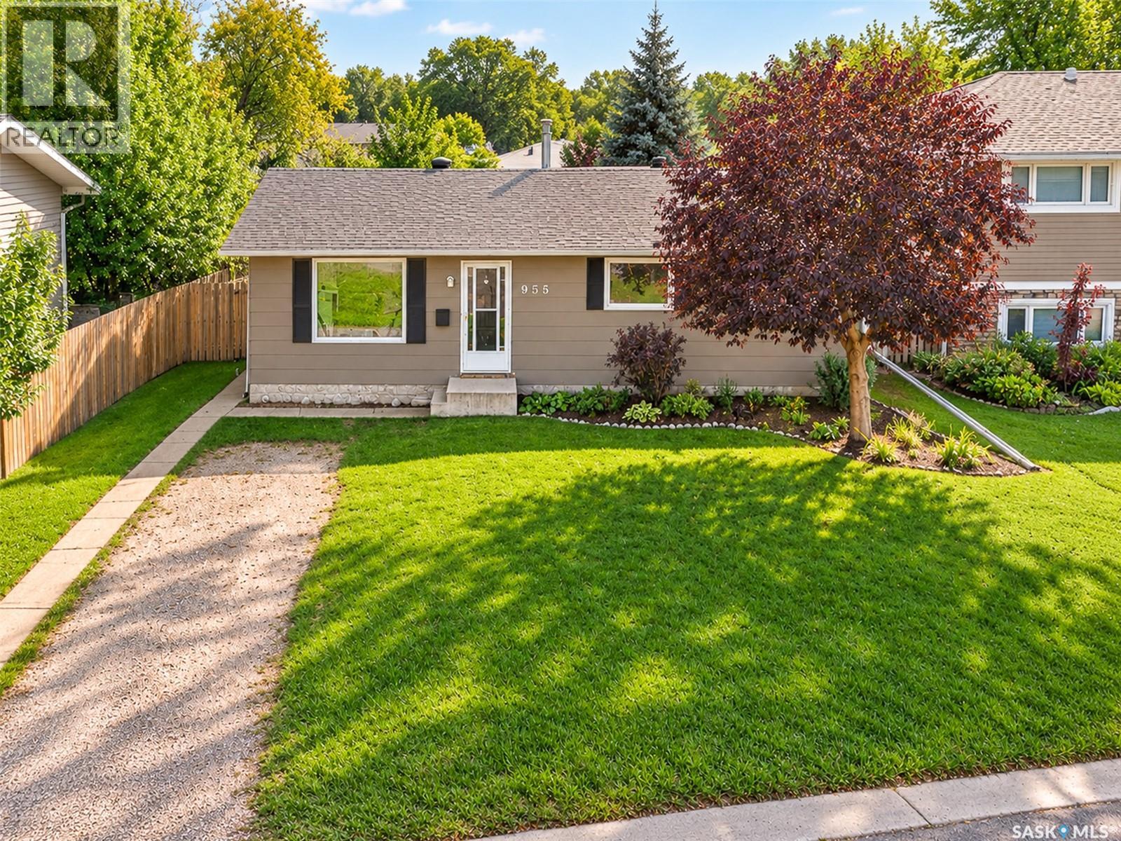 955 Holdsworth Crescent, Moose Jaw, Saskatchewan  S6H 6T8 - Photo 3 - SK051305