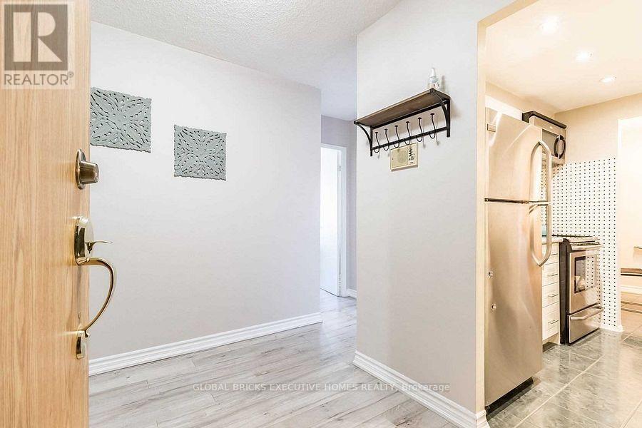 1101 - 4 Lisa Street, Brampton (Queen Street Corridor), Ontario  L6T 4B6 - Photo 4 - W14089502