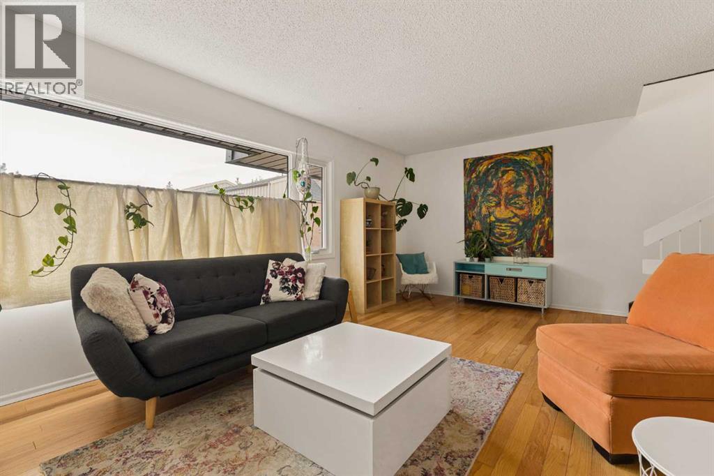 118 Brae Glen Lane Sw, Calgary, Alberta  T2W 1B6 - Photo 3 - A2348717