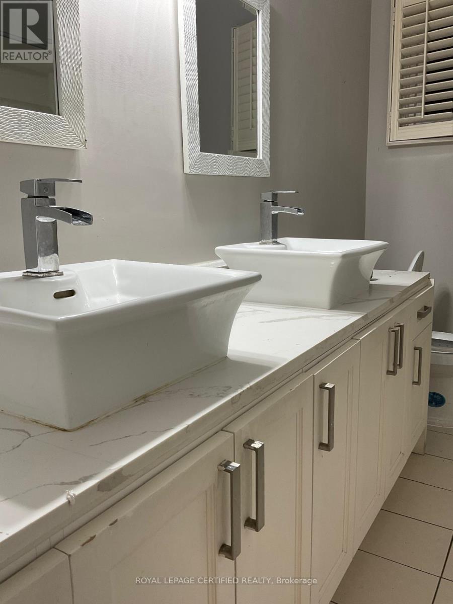 Upper - 211 Macedonia Crescent, Mississauga (Fairview), Ontario  L5B 3R8 - Photo 15 - W14089562