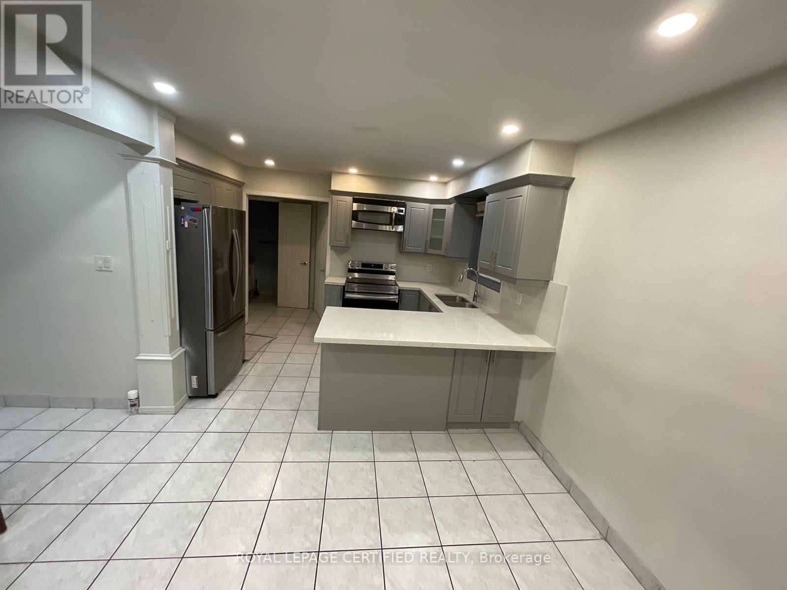 Upper - 211 Macedonia Crescent, Mississauga (Fairview), Ontario  L5B 3R8 - Photo 2 - W14089562