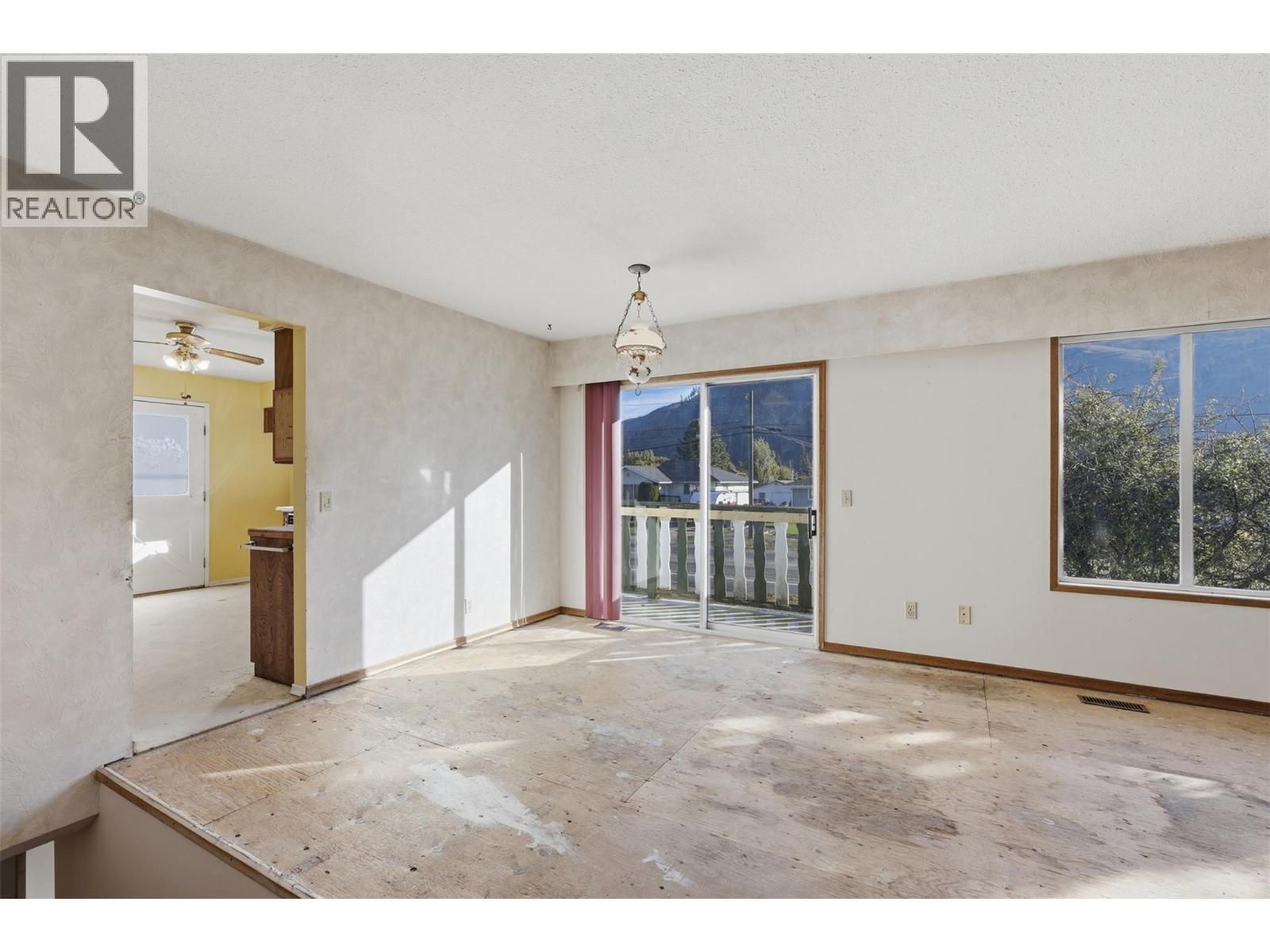 4569 Spurraway Road, Kamloops, British Columbia  V2H 1M8 - Photo 12 - 10403393