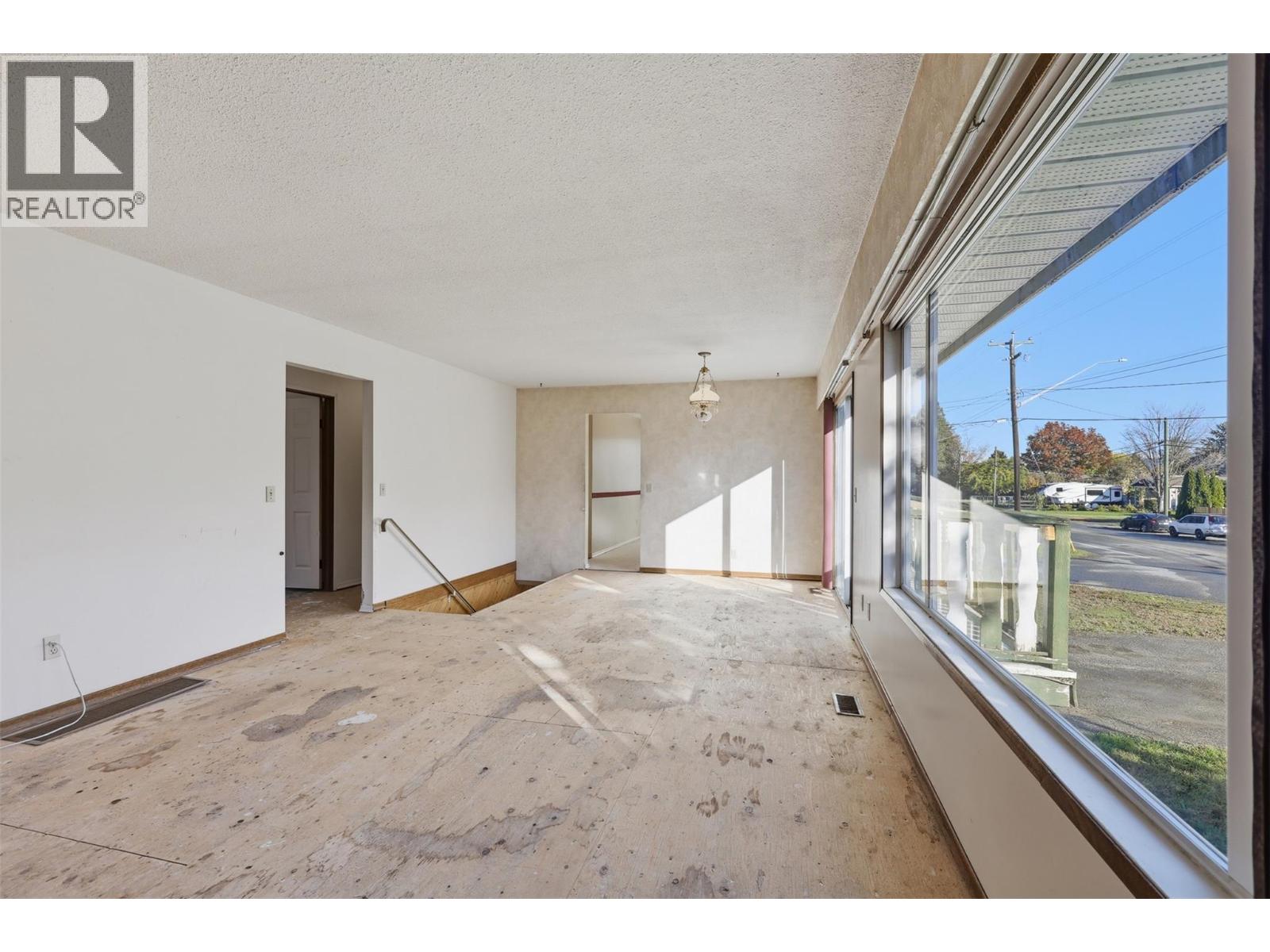 4569 Spurraway Road, Kamloops, British Columbia  V2H 1M8 - Photo 10 - 10403393