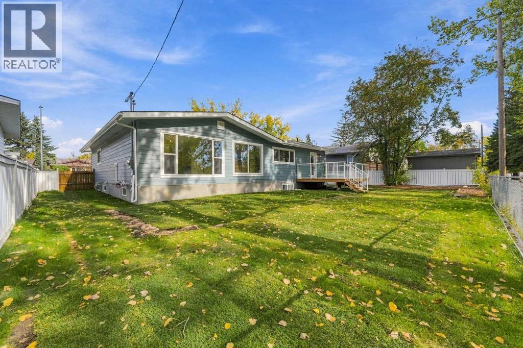 180 Maple Court Crescent SE
