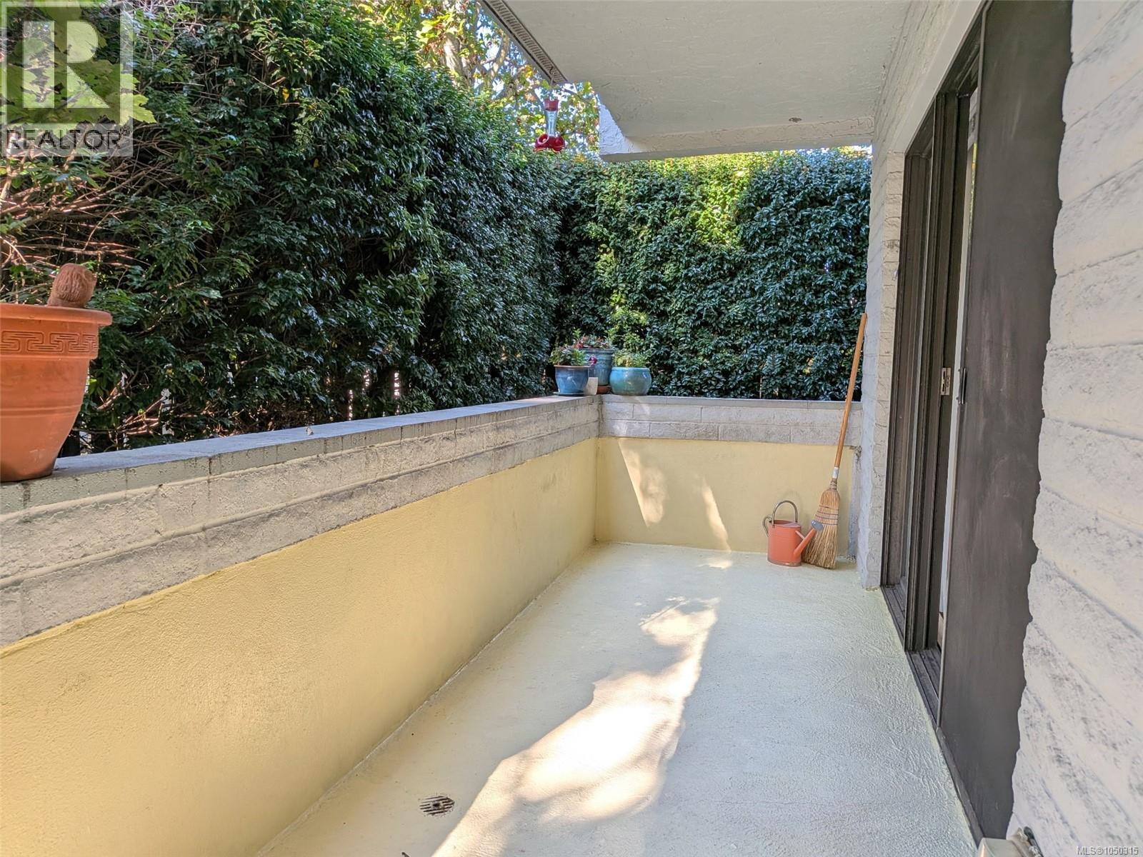 101 1050 Park Blvd, Victoria, British Columbia  V8V 2T4 - Photo 1 - 1050315