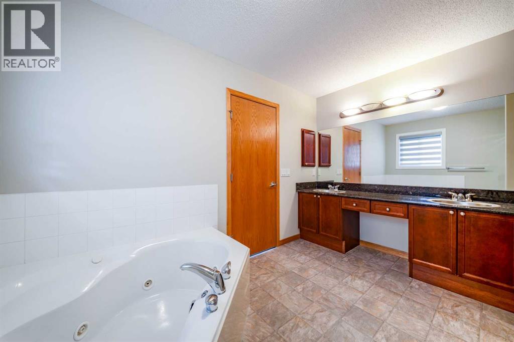 38 Everhollow Rise SW, Calgary, Alberta  T2Y 5H2 - Photo 18 - A2350532