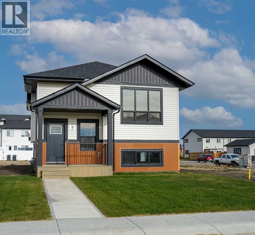 19 Ian Way, Sylvan Lake, Alberta  T4S 0W5 - Photo 1 - A2320988