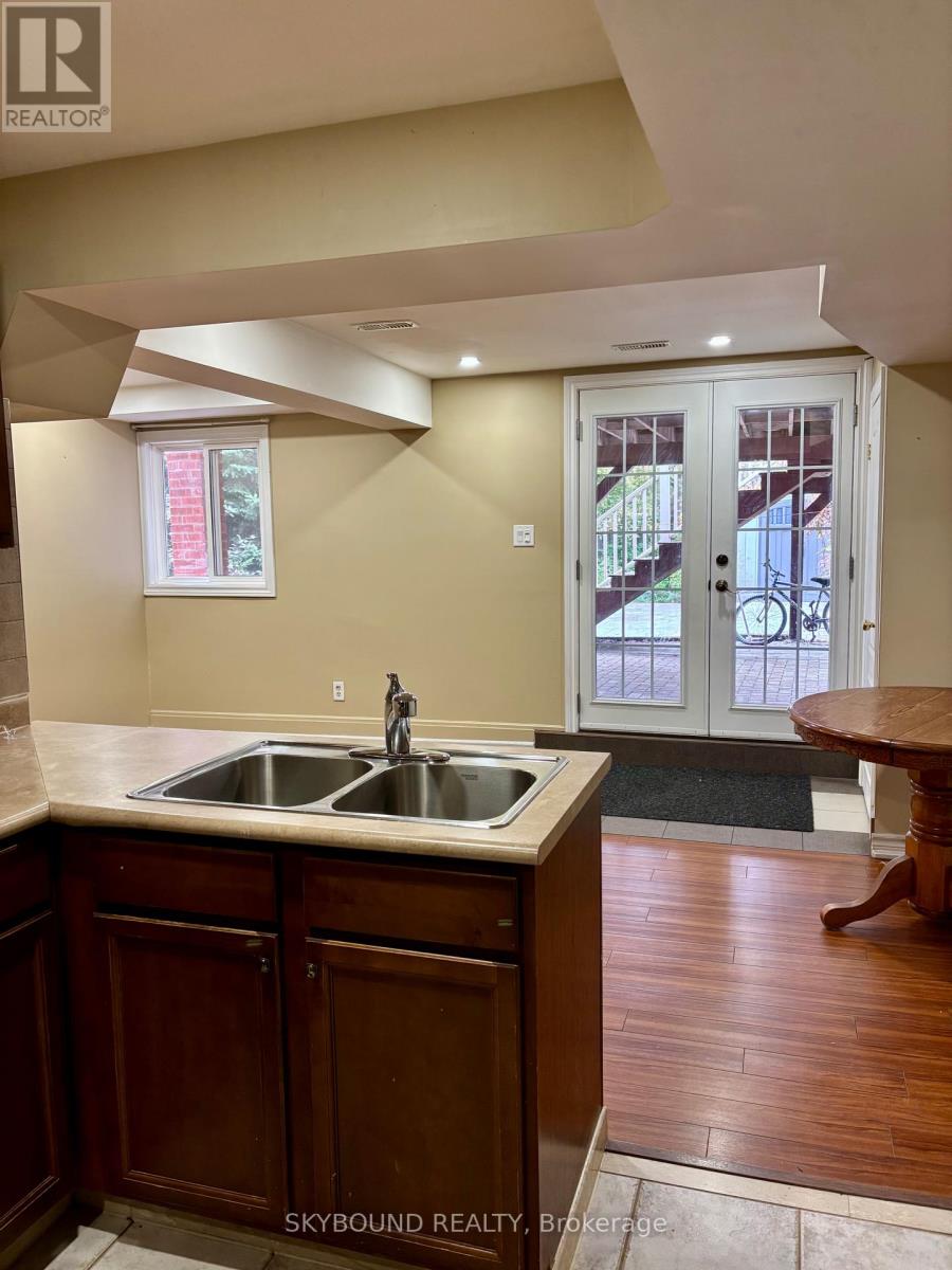 Lower Unit - 107 Whitchurch Mews, Mississauga, Ontario  L5A 4B2 - Photo 4 - W13815352