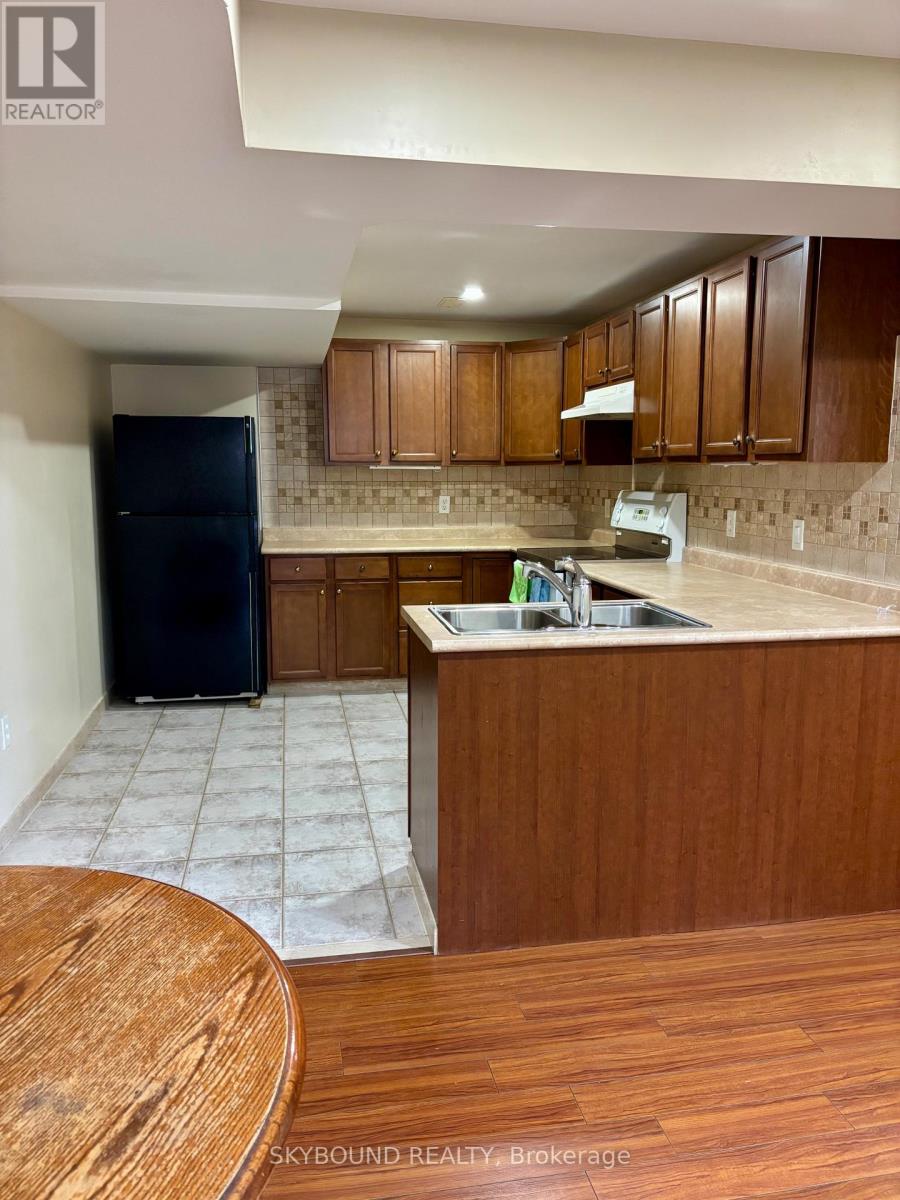 Lower Unit - 107 Whitchurch Mews, Mississauga, Ontario  L5A 4B2 - Photo 5 - W13815352
