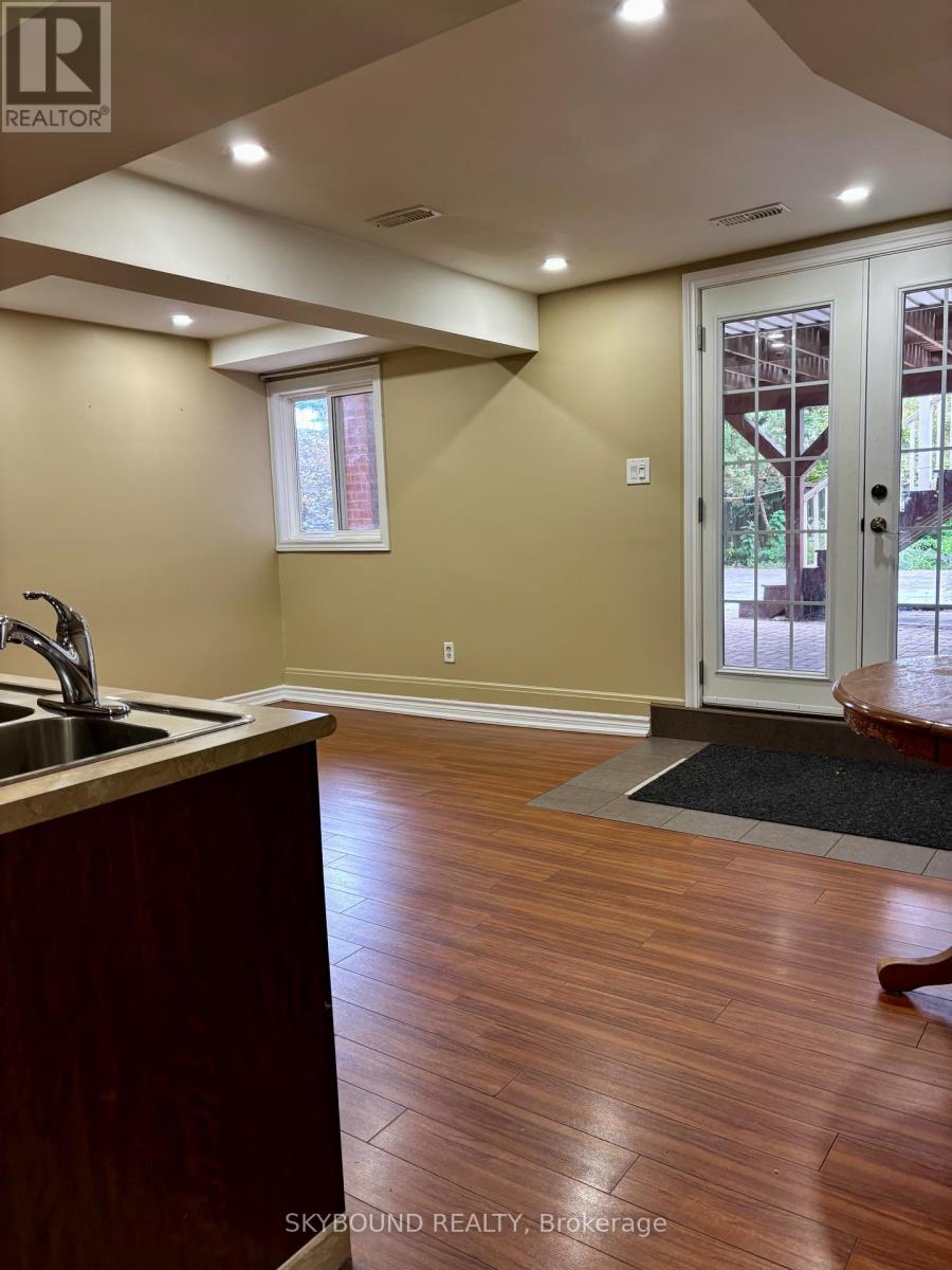 Lower Unit - 107 Whitchurch Mews, Mississauga, Ontario  L5A 4B2 - Photo 3 - W13815352