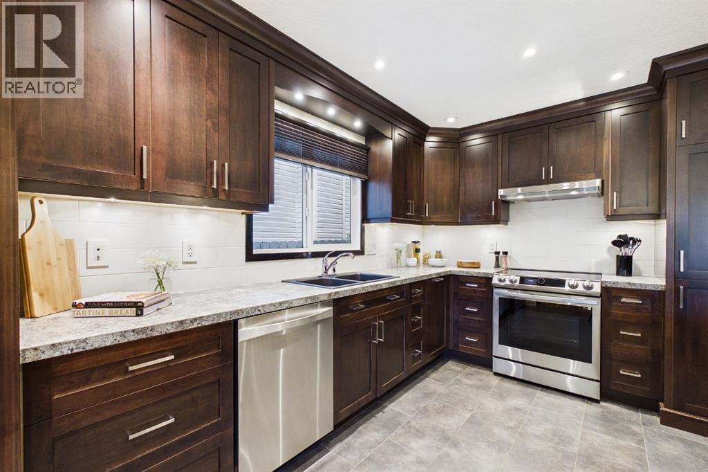 43 Beaconsfield Rise NW, Calgary, Alberta  T3K 1X3 - Photo 11 - A2346303