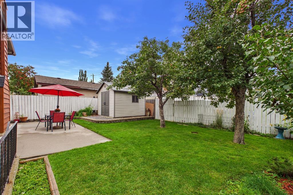 43 Beaconsfield Rise NW, Calgary, Alberta  T3K 1X3 - Photo 35 - A2346303