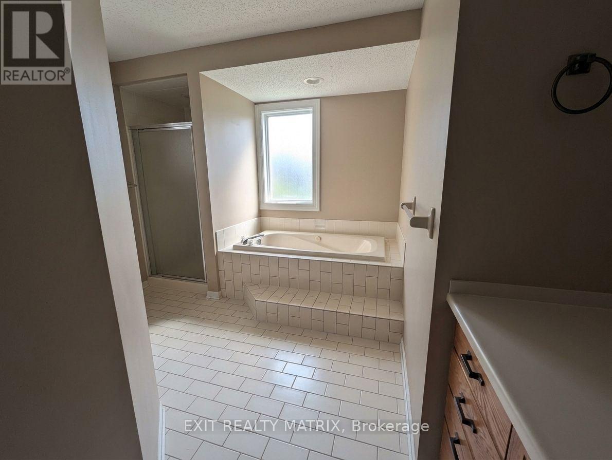 1691 Hunters Run Drive, Ottawa, Ontario  K1C 6X3 - Photo 8 - X13866066