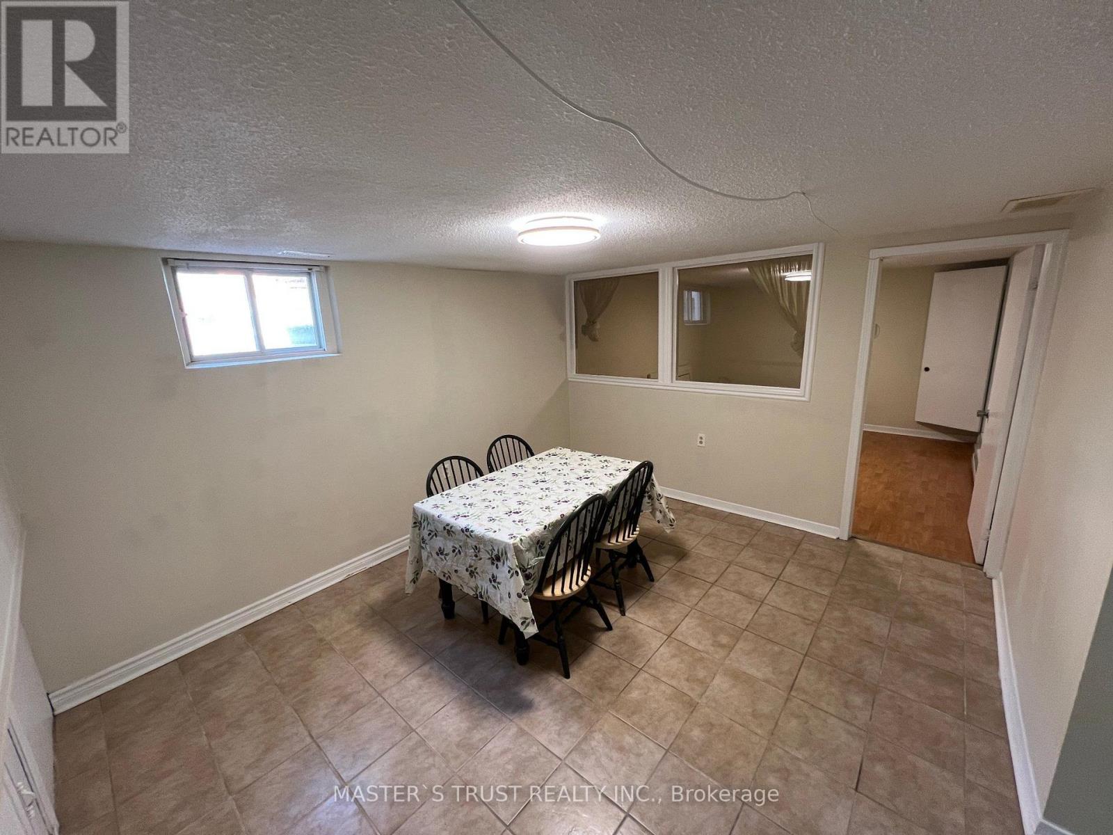 3145 Ibbeston Crescent, Mississauga, Ontario  L5C 1Z1 - Photo 4 - W14090434