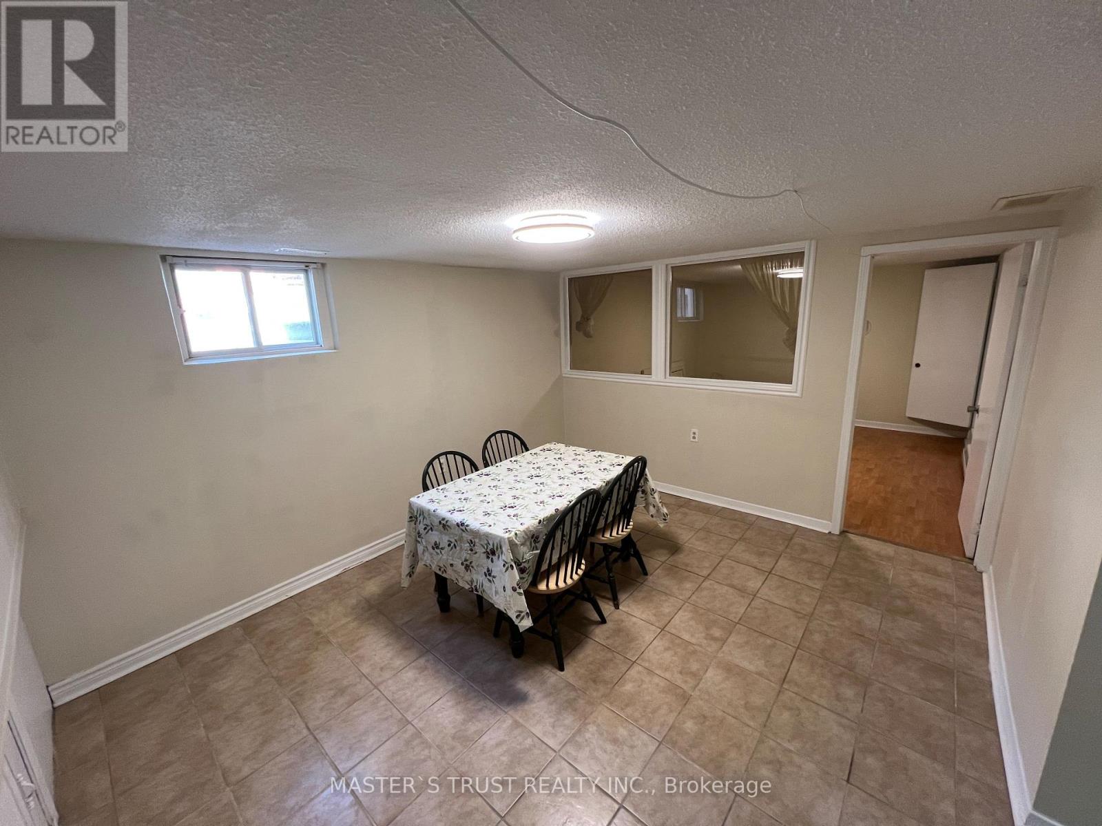 3145 Ibbeston Crescent, Mississauga, Ontario  L5C 1Z1 - Photo 6 - W14090434