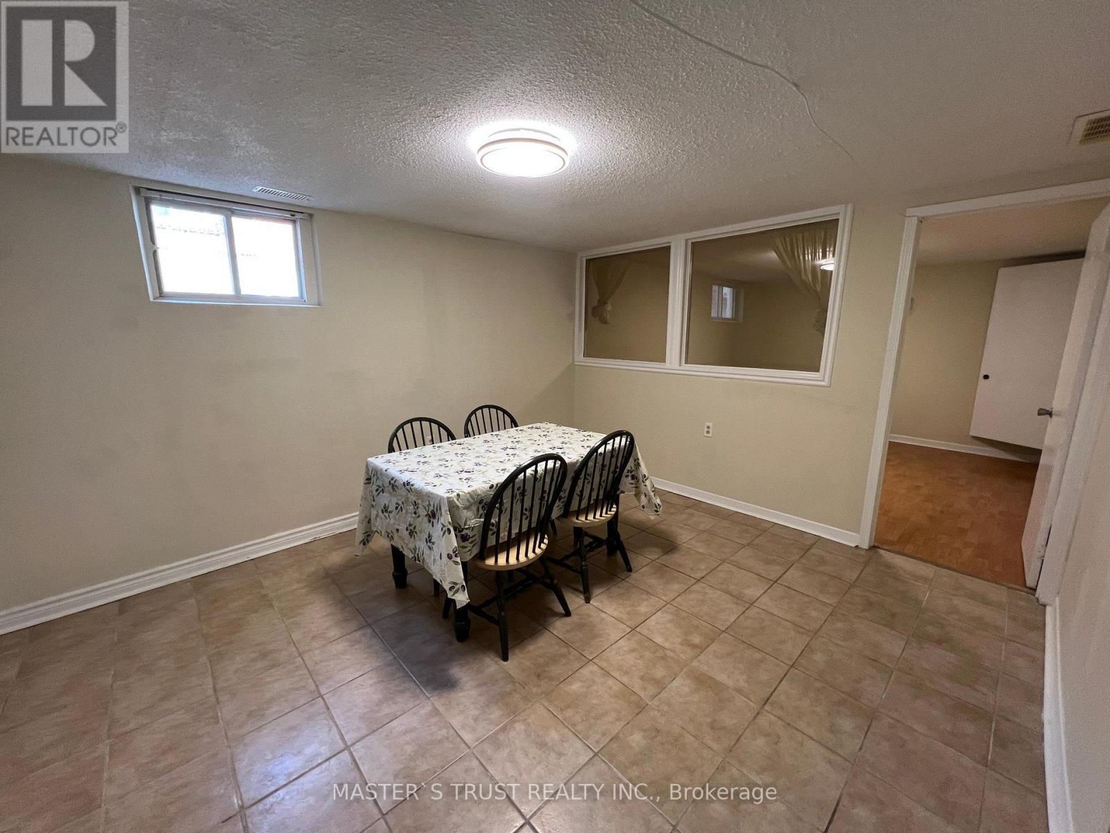 3145 Ibbeston Crescent, Mississauga, Ontario  L5C 1Z1 - Photo 7 - W14090434