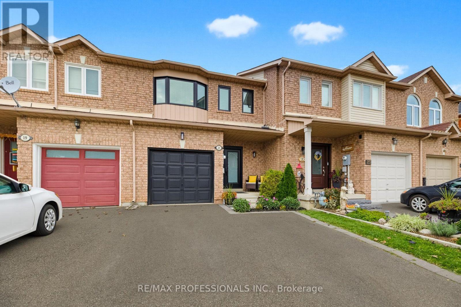 21 Waterbury Street, Caledon, Ontario L7E 1X2 - Photo 2 - W13878854