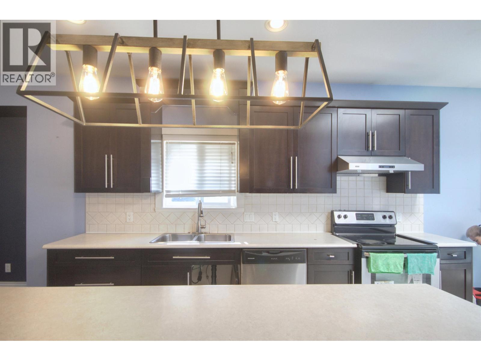 213 Bernatchey Street, Coquitlam, British Columbia  V3K 4C2 - Photo 11 - R3176352