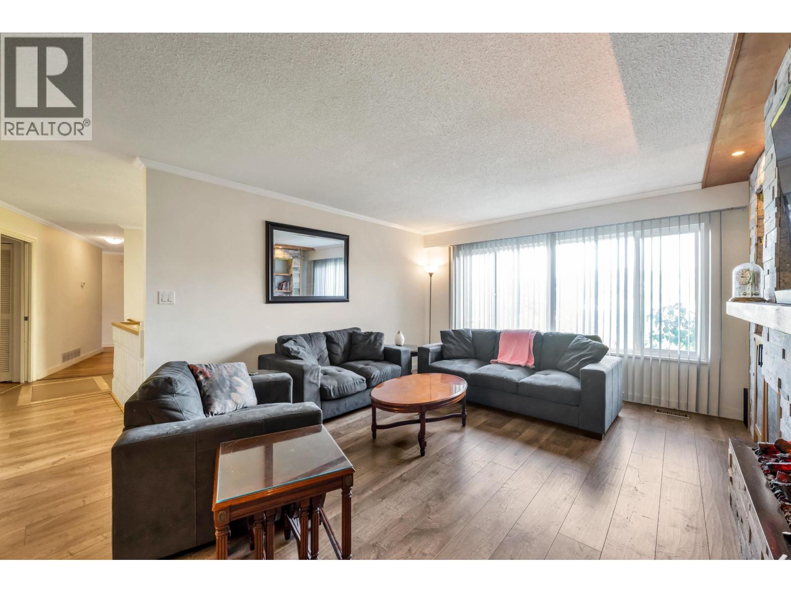 5460 Meadedale Drive, Burnaby, British Columbia  V5B 2E8 - Photo 11 - R3176205