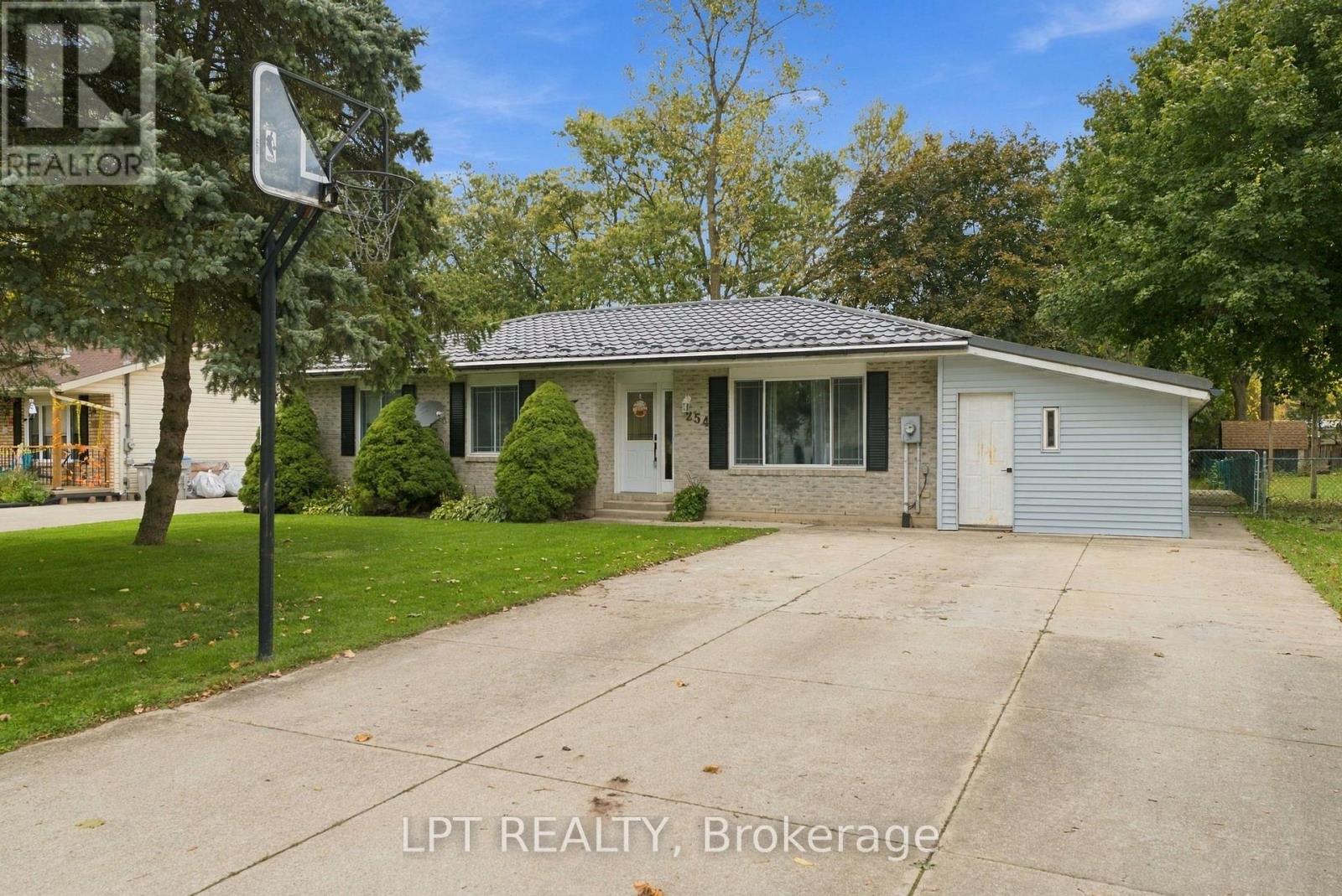 254 Victoria Street, North Middlesex, Ontario  N0M 2K0 - Photo 2 - X14090720