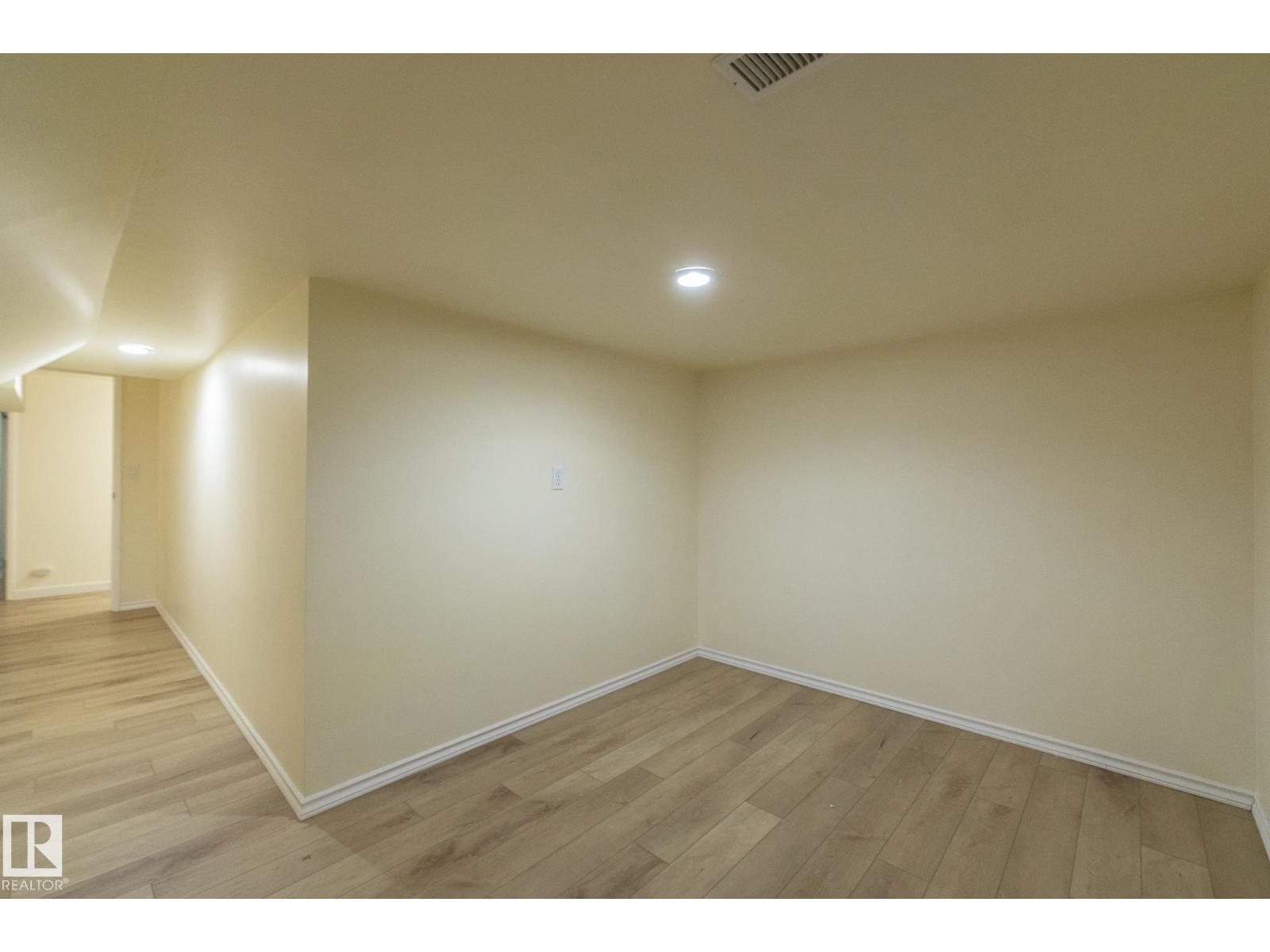 3228 118 ST NW