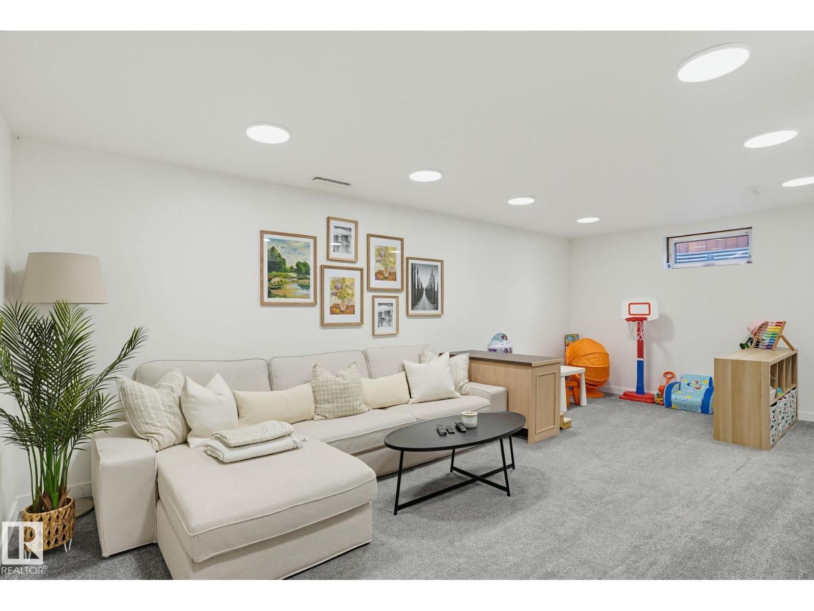 13547 90 ST NW
