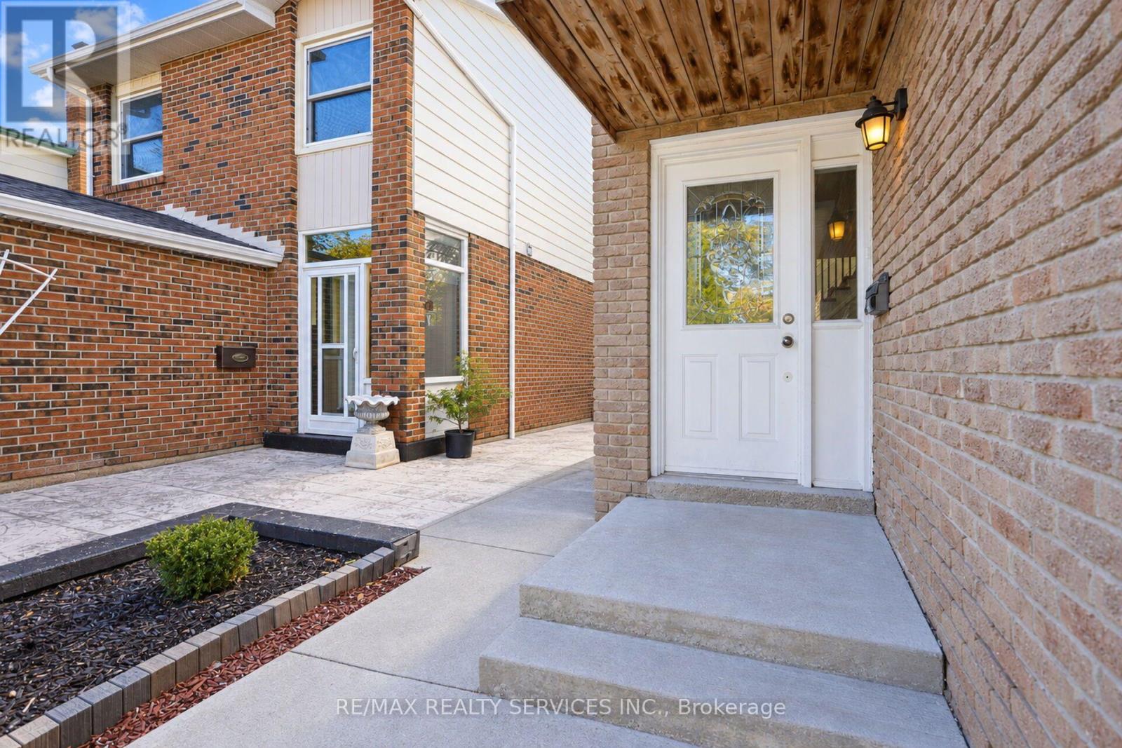 54 Pickard Lane, Brampton, Ontario  L6Y 2M5 - Photo 4 - W14085628